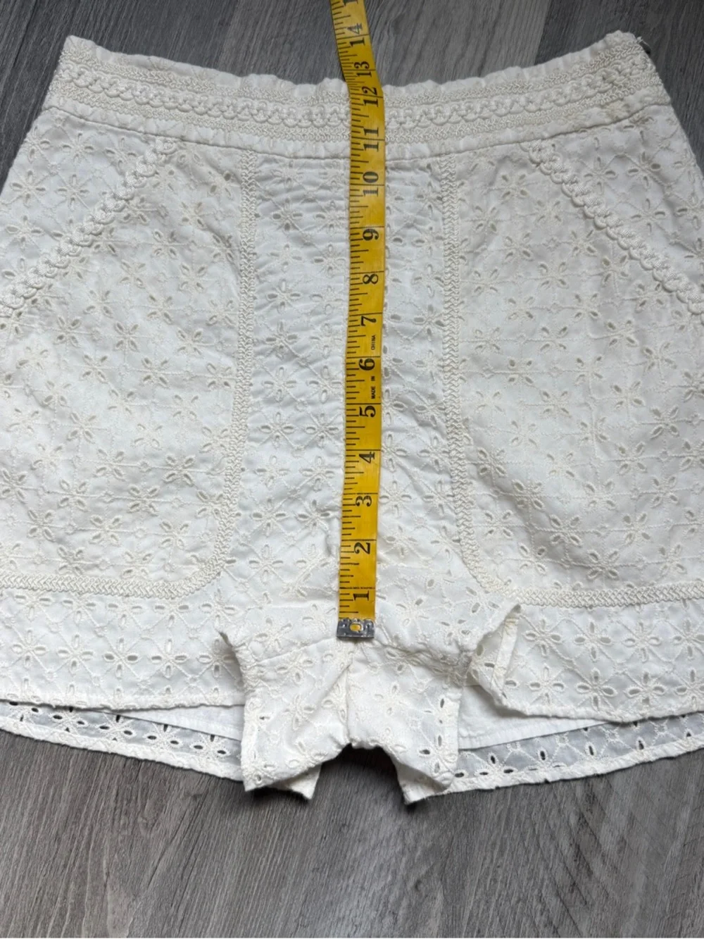 ZARA High Waisted Shorts Cream Eyelet Embroidered Medium Preppy Coastal